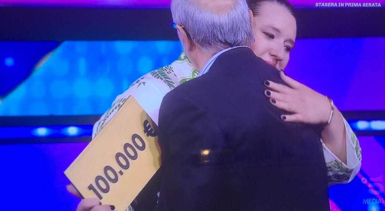 Ruota della fortuna, l'urbinate Giulia vince ancora e diventa la  campionessa di tutti i tempi con 430.100 euro. E anche Gerry Scotti si  emoziona