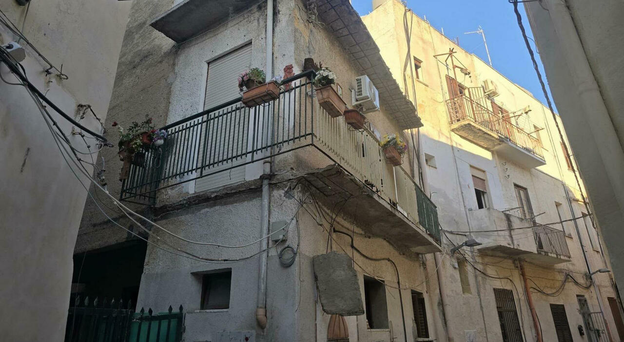 https://statics.cedscdn.it/photos/MED_HIGH/2026/09/09/9752806_09093523_crolla_balcone_muore_donna_via_raffaele_castelli_mazara_vallo_oggi.jpg