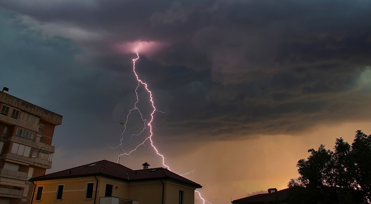maltempo a nordest forti temporali e temperature in diminuzione frana sulla ferrovia piscina scoperchiata da Ilgazzettino.it maltempo a nordest forti temporali e temperature in diminuzione frana sulla ferrovia piscina scoperchiata