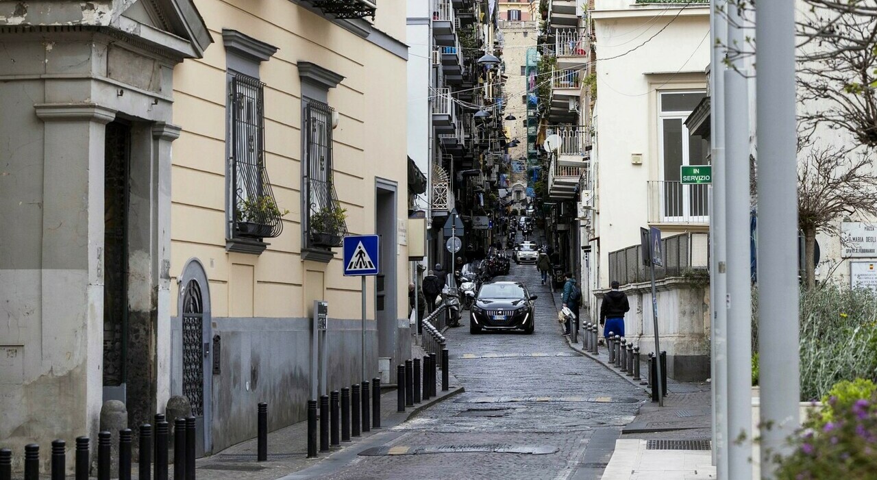 uomo armato si barrica in casa a napoli paura ai quartieri spagnoli da Ilmattino.it uomo armato si barrica in casa a napoli paura ai quartieri spagnoli