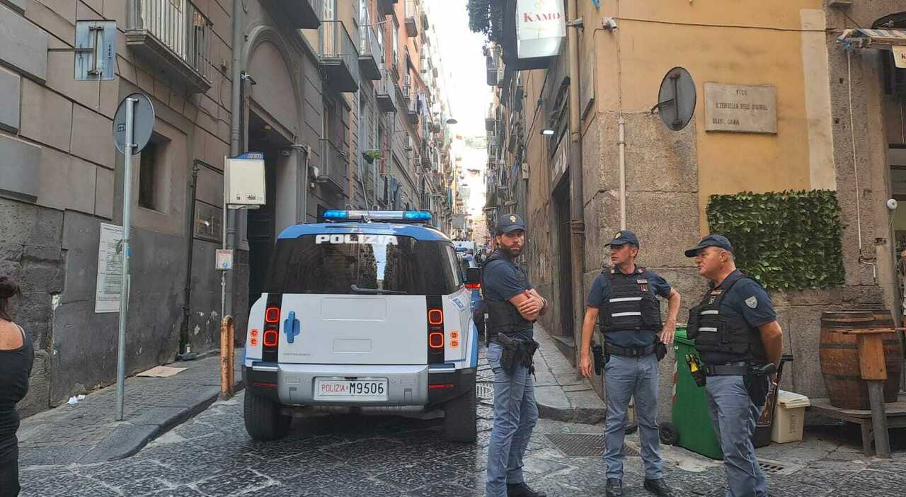 uomo si barrica in casa a napoli paura ai quartieri spagnoli 232 destinatario di un ordine di carcerazione