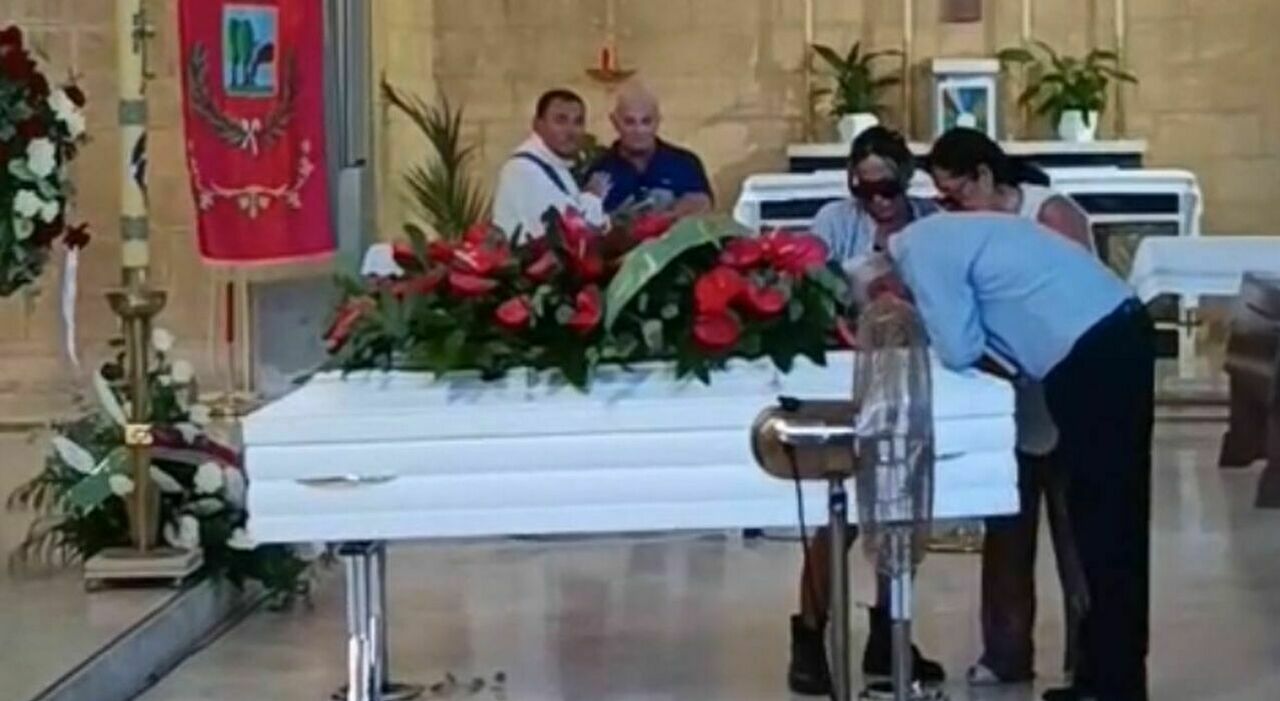 https://statics.cedscdn.it/photos/MED_HIGH/2026/09/09/9753014_09153838_lorena_isceri_funerale_padre_bacia_bara_live_diretta_oggi.jpg