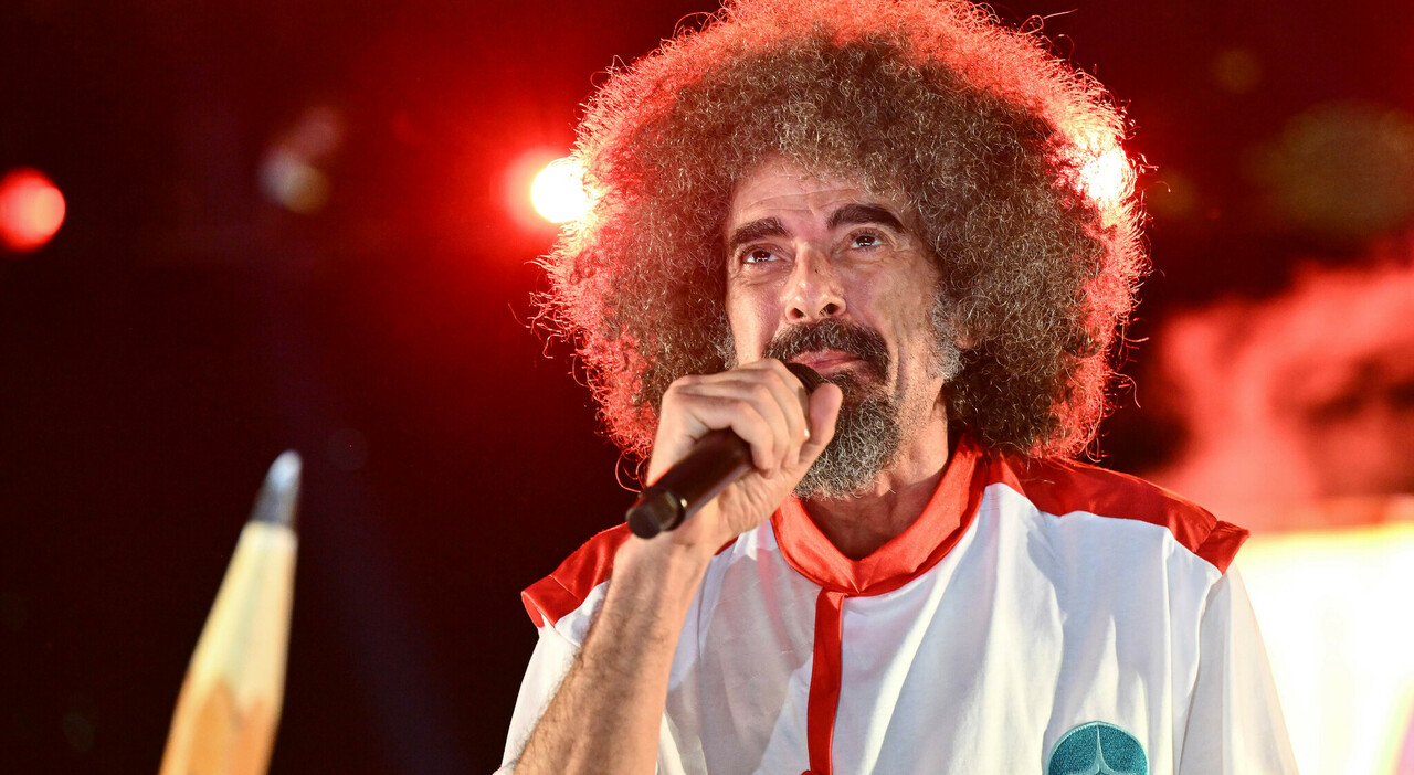 https://statics.cedscdn.it/photos/MED_HIGH/2026/09/09/9753026_09123127_caparezza_malattia_acufene_tour.jpg