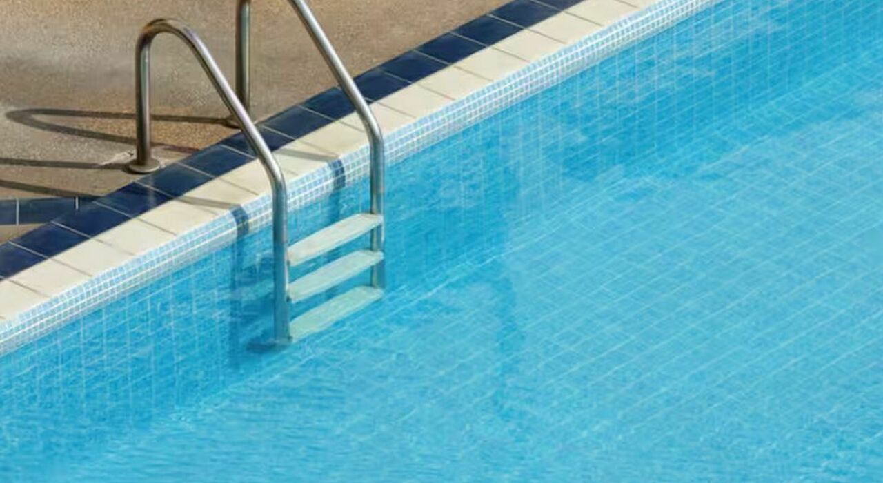https://statics.cedscdn.it/photos/MED_HIGH/2026/09/09/9753063_09130602_cadavere_piscina_hotel_castellina_in_chianti_siena.jpg