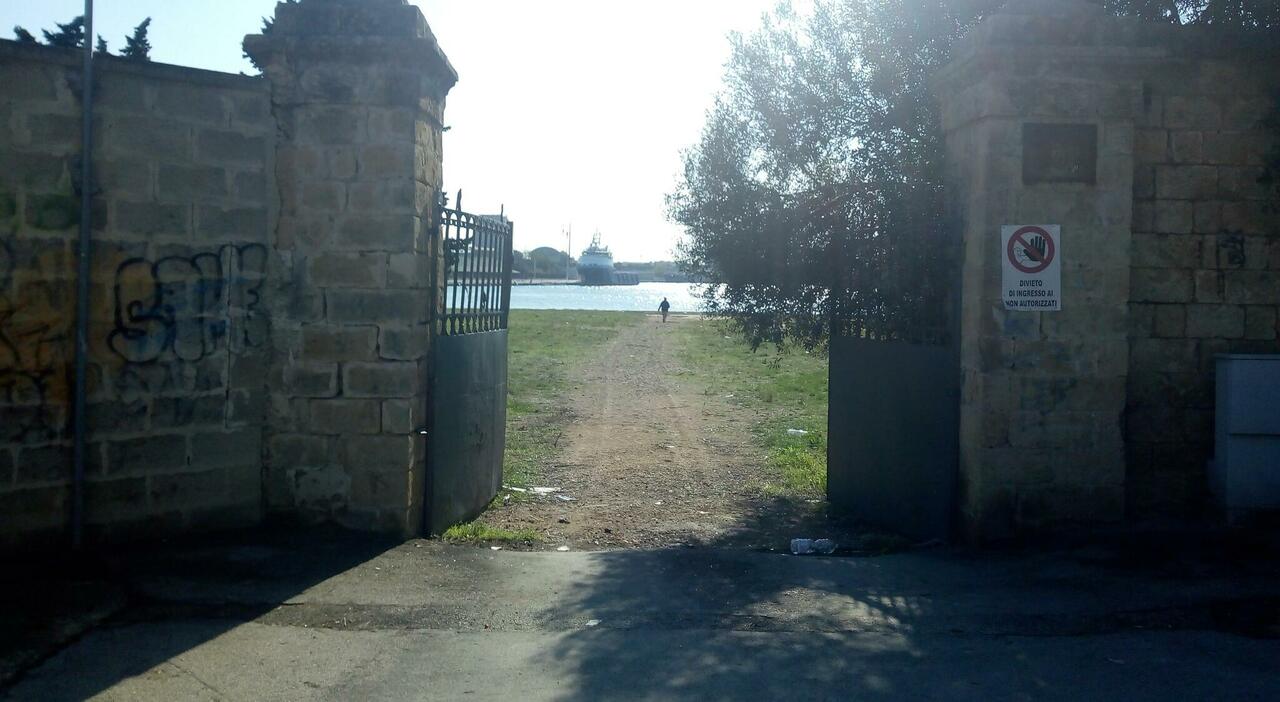 gi249 il muro dellex deposito catene dai giardini del monumento al marinaio ununica passeggiata vista porto da Quotidianodipuglia.it gi249 il muro dellex deposito catene dai giardini del monumento al marinaio ununica passeggiata vista porto