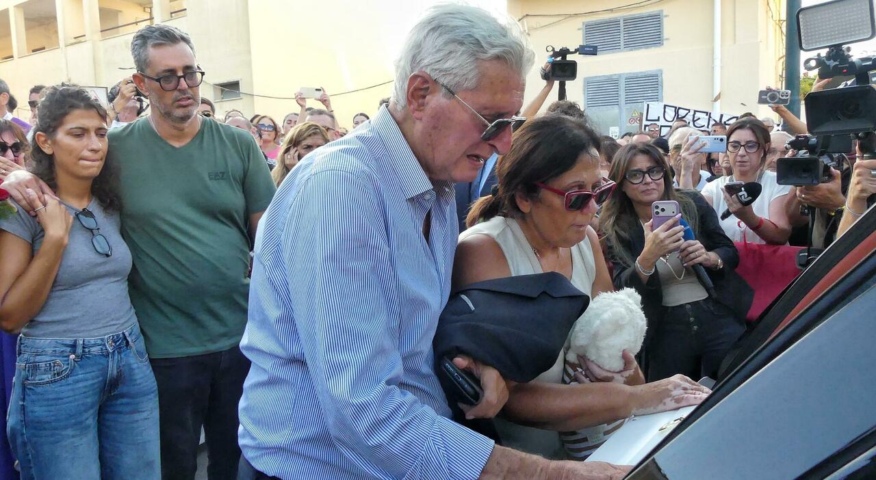 lacrime e palloncini per laddio a lorena la madre attente alle vostre figlie da Quotidianodipuglia.it lacrime e palloncini per laddio a lorena la madre attente alle vostre figlie
