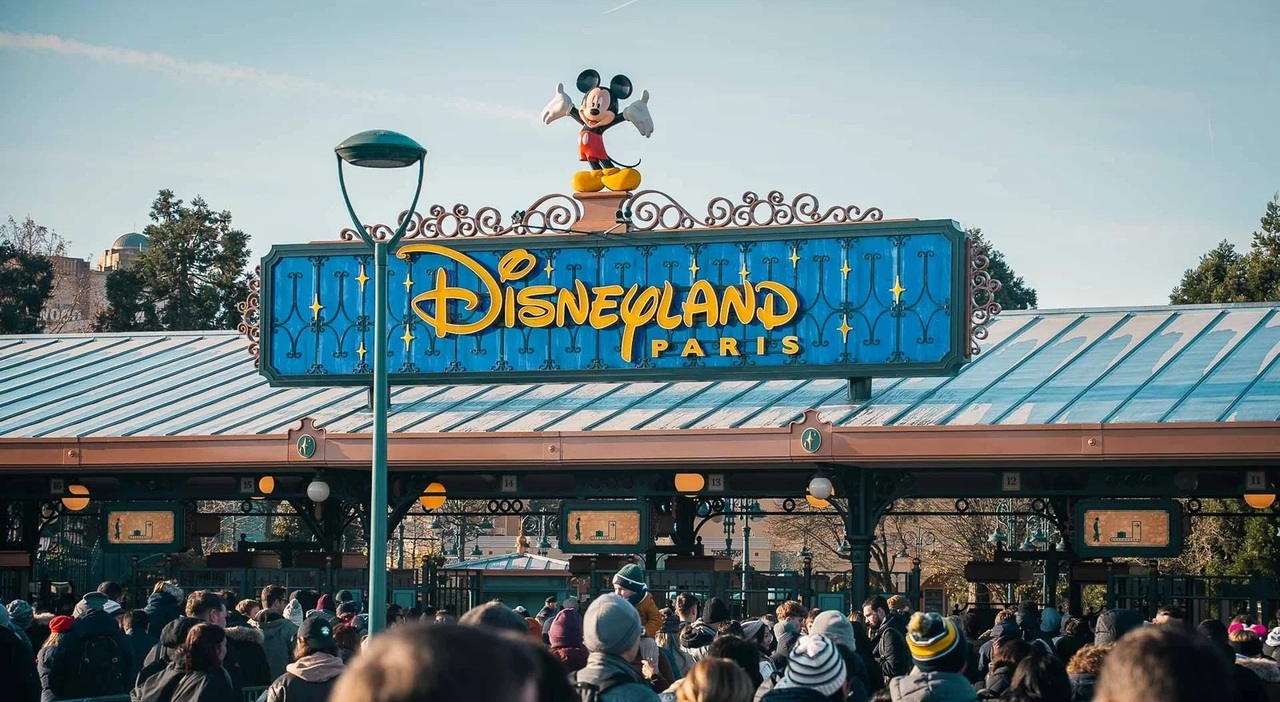 https://statics.cedscdn.it/photos/MED_HIGH/2026/09/11/9757472_11153545_disneyland_paris_cerca_nuovi_talenti_italia_requisiti_come_fare_domanda.jpg