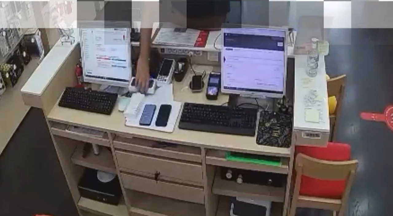 https://statics.cedscdn.it/photos/MED_HIGH/2026/09/12/9758973_12074304_rubano_iphone_commesso_distratto_video_furto_rabbia_titolare_jesolo.jpg