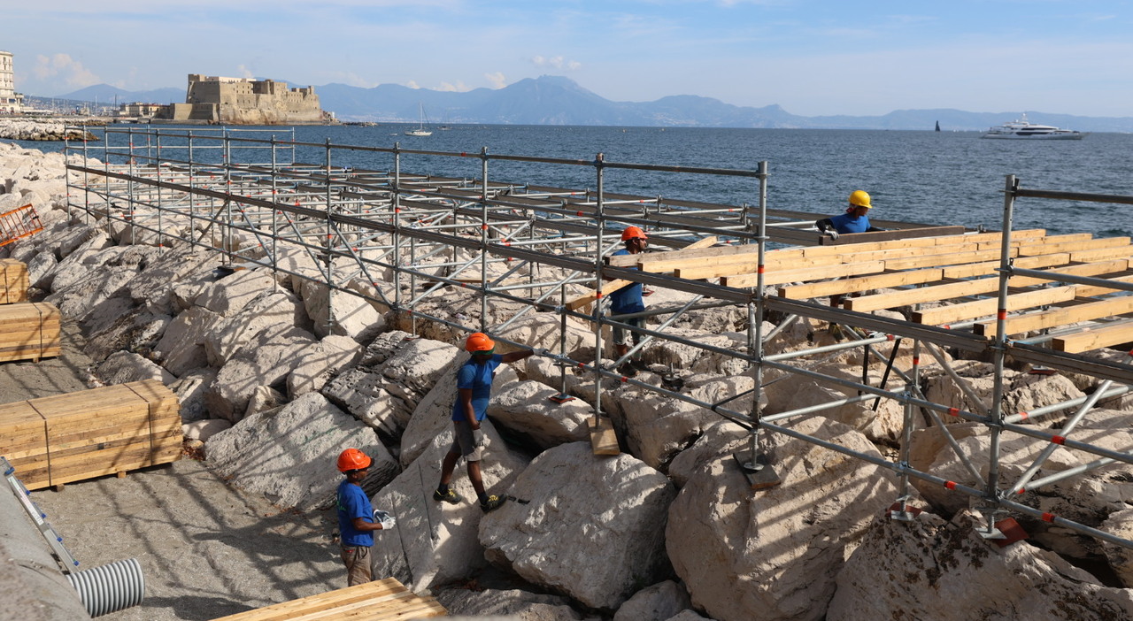 america s cup installate le prime pedane sul lungomare lavori in corso in via caracciolo