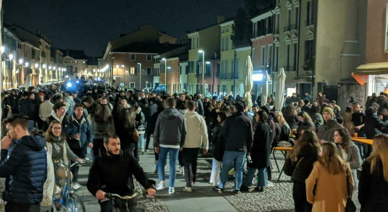 Piazza Portello con giovani e steward in azione durante la movida