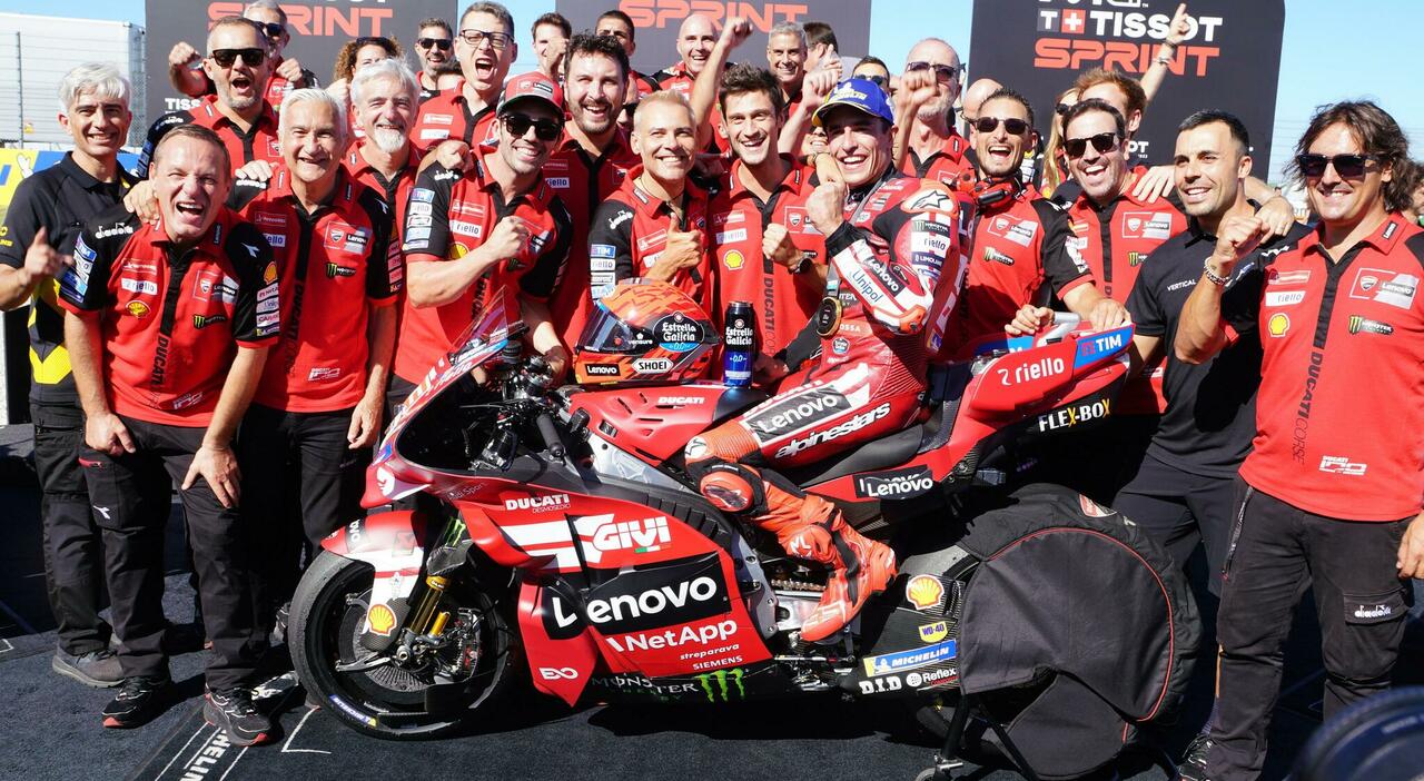 Marc Marquez festeggia con la sua squadra la vittoria nella Sprint a Misano