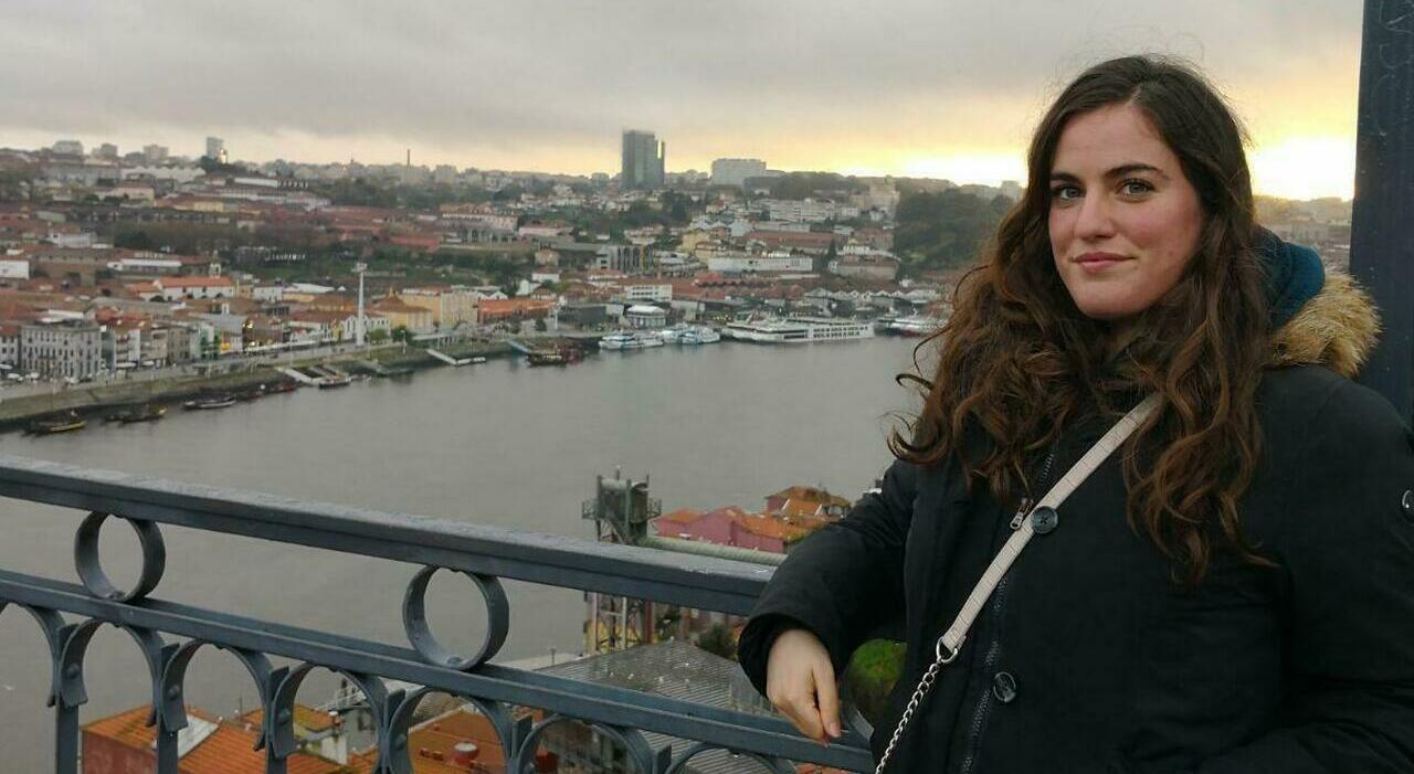 Una giovane donna si trova in una stanza avvolta dalle fiamme mentre tenta di fuggire