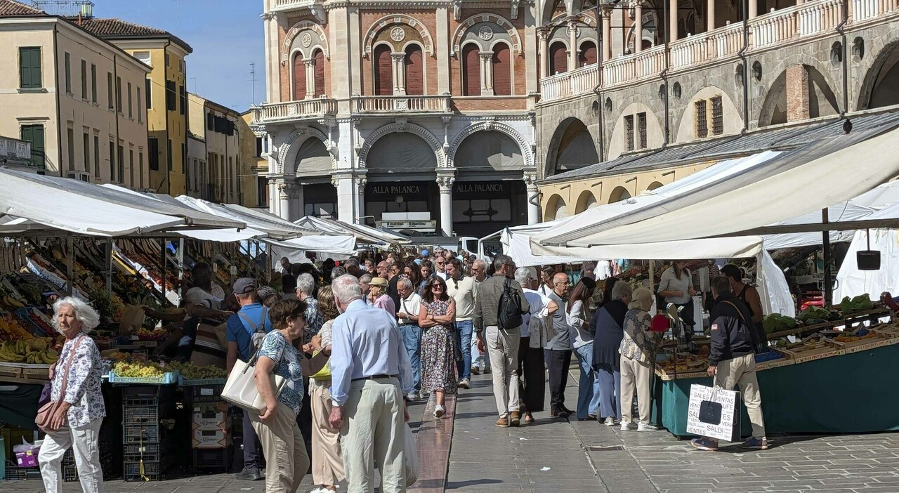 Mercati delle piazze a Padova con pochi banchi, difficoltà di accesso e riduzione dei residenti