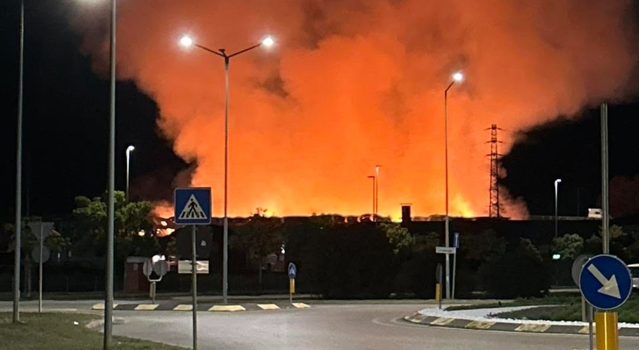 Incendio a Taglio di Po, amianto confermato, scuole chiuse, precauzioni e tensione tra cittadini