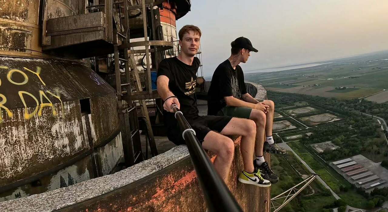 influencer rischiano la vita sulla ciminiera per fare video e foto da postare sui social enel valutiamo la denuncia da Ilgazzettino.it influencer rischiano la vita sulla ciminiera per fare video e foto da postare sui social enel valutiamo la denuncia