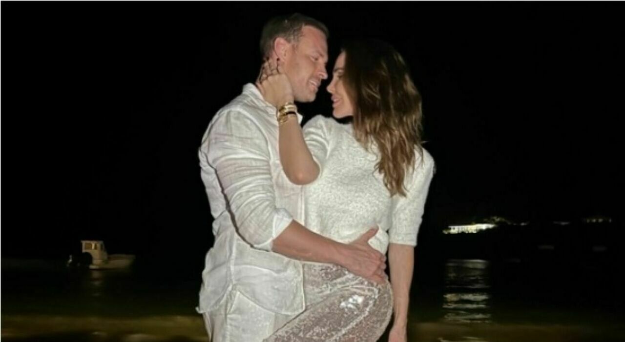 https://statics.cedscdn.it/photos/MED_HIGH/2026/09/13/9761196_13203820_ilary_blasi_bastian_muller_matrimonio_si_nella_notte_motivo.jpg