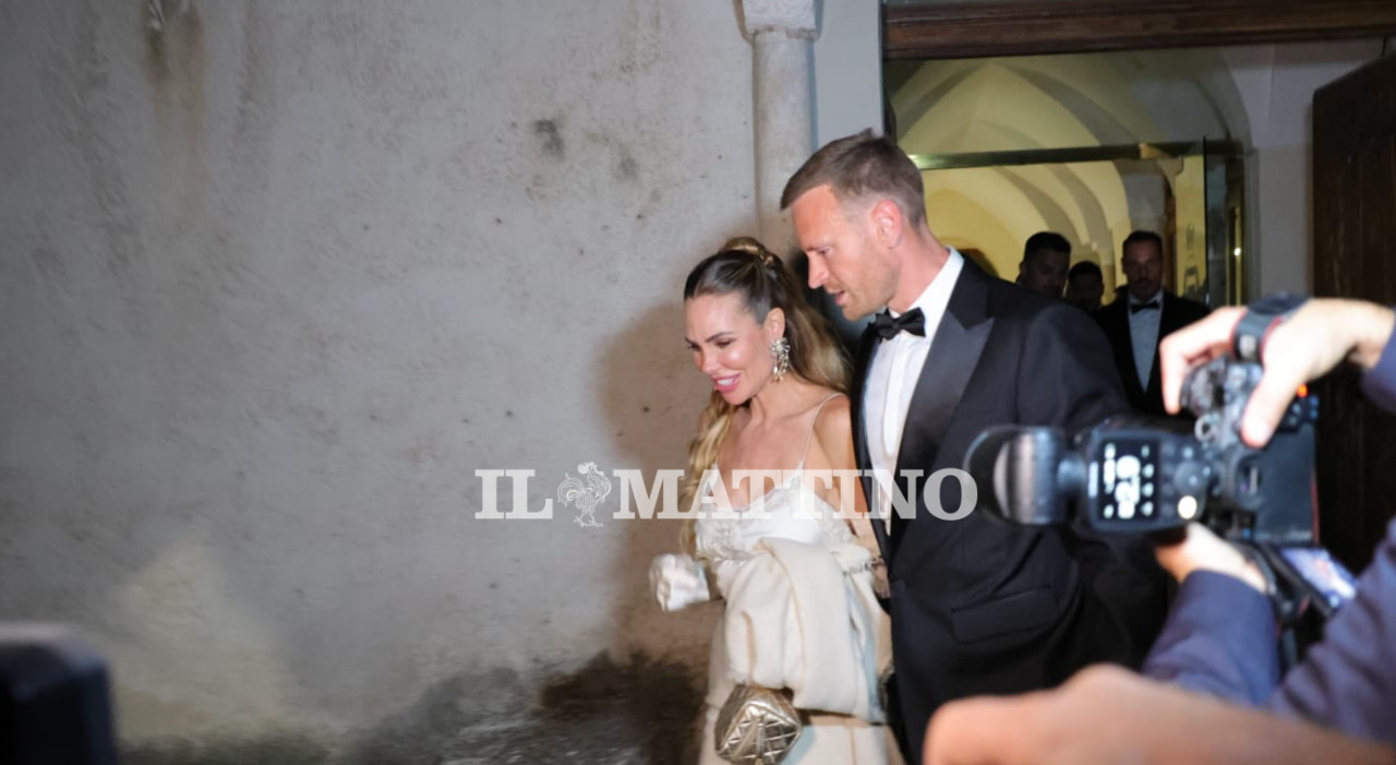 le foto del matrimonio di ilary blasi e bastian m252ller nozze insolite prima il brindisi e poi la firma dell atto da Ilmattino.it le foto del matrimonio di ilary blasi e bastian m252ller nozze insolite prima il brindisi e poi la firma dell atto