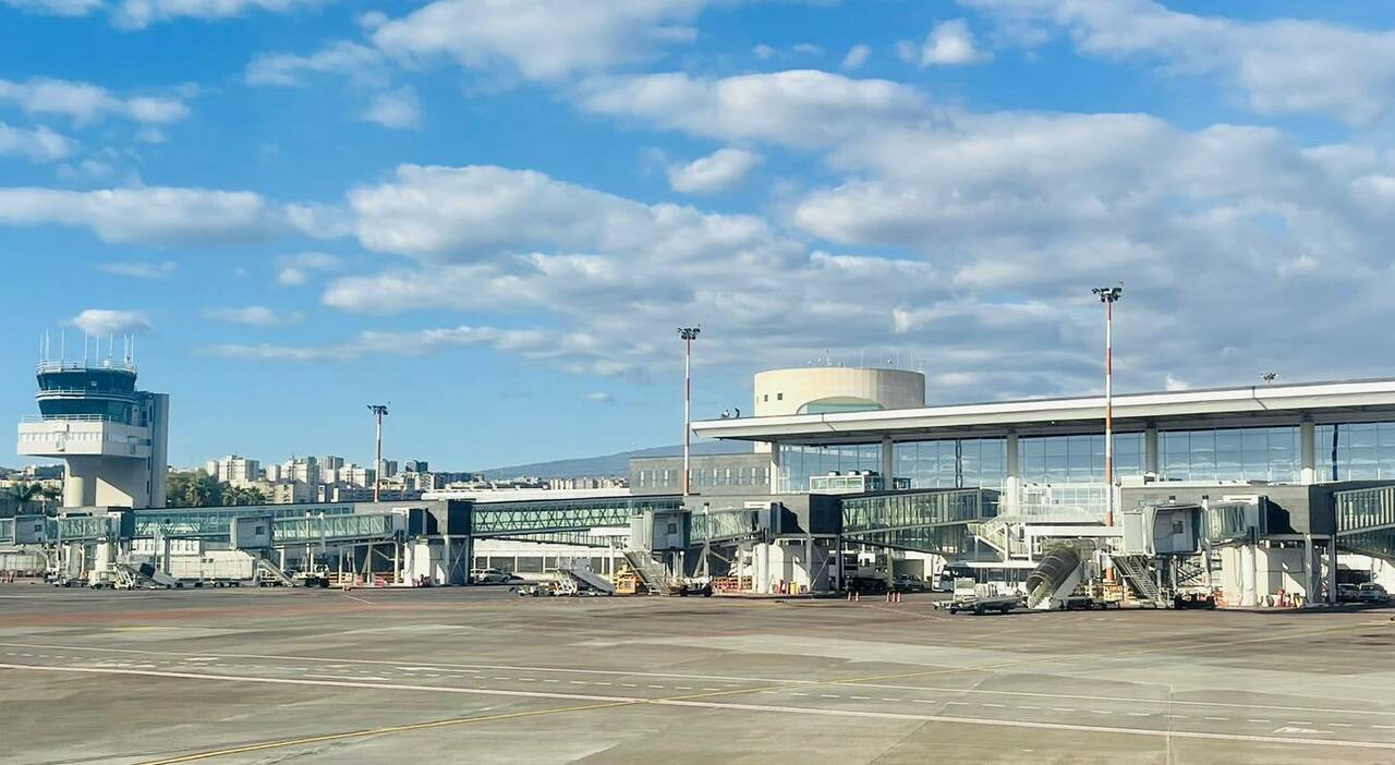 https://statics.cedscdn.it/photos/MED_HIGH/2026/09/14/9762334_14101728_etna_catania_aeroporto.jpg