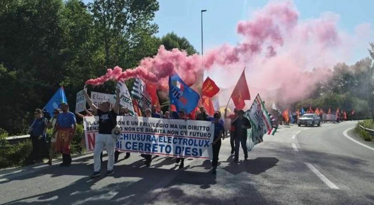 200 il giorno della maxi manifestazione a cerreto sette pullman e oltre 300 lavoratori electrolux da tutta italia per dire no da Corriereadriatico.it 200 il giorno della maxi manifestazione a cerreto sette pullman e oltre 300 lavoratori electrolux da tutta italia per dire no