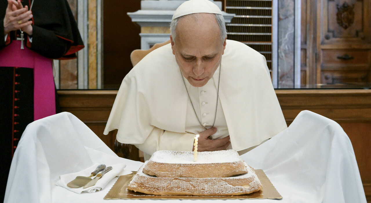https://statics.cedscdn.it/photos/MED_HIGH/2026/09/14/9762868_14192152_papa_leone_compleanno_auguri_torta_dio_senso_umorismo_stipendi_cardinali_quanto_guagnano_oggi.jpg
