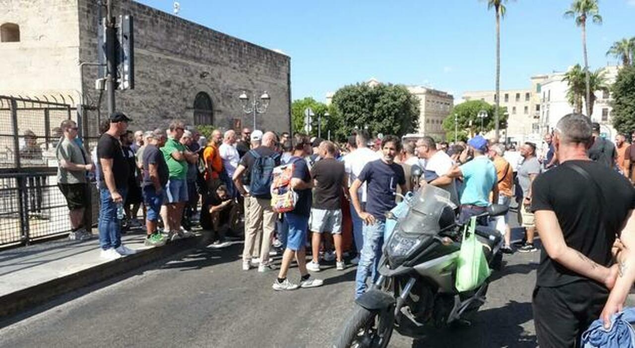 crisi ex ilva lacrime e rabbia tra gli operai in corteo abbiamo perso tutto stop ai licenziamenti da Quotidianodipuglia.it crisi ex ilva lacrime e rabbia tra gli operai in corteo abbiamo perso tutto stop ai licenziamenti