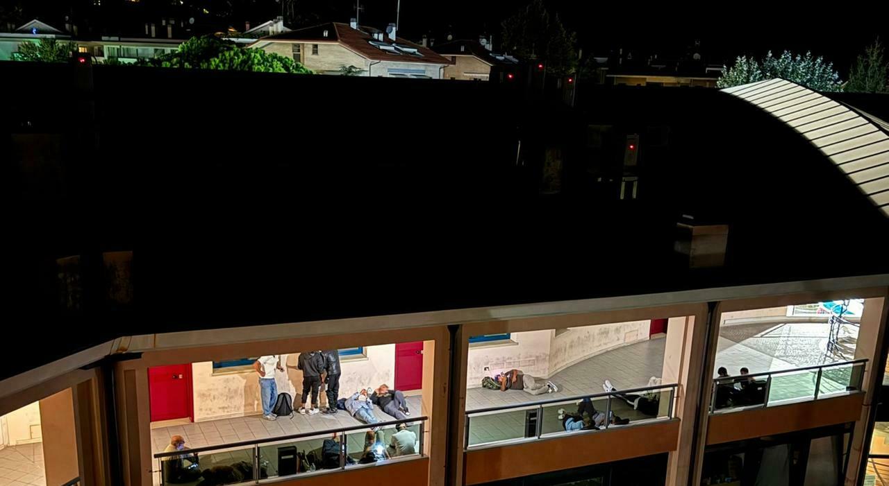 pesaro file notturne davanti al centro servizi di tombaccia scatta lesposto nuove segnalazioni dei residenti esasperati del condominio pontevecchio da Corriereadriatico.it pesaro file notturne davanti al centro servizi di tombaccia scatta lesposto nuove segnalazioni dei residenti esasperati del condominio pontevecchio