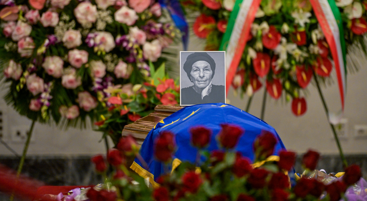 https://statics.cedscdn.it/photos/MED_HIGH/2026/09/14/9762961_14223451_emma_bonino_messaggi_dediche_dolore_ricordi_funerale_oggi.jpg