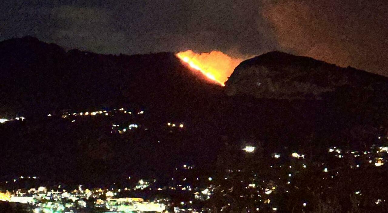 incendio tra la penisola sorrentina e positano visibile da chilometri di distanza da Ilmattino.it incendio tra la penisola sorrentina e positano visibile da chilometri di distanza