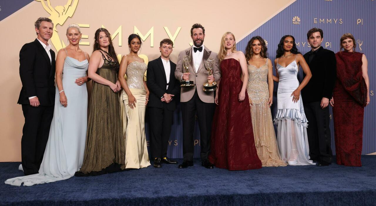 https://statics.cedscdn.it/photos/MED_HIGH/2026/09/15/9764428_15112236_vincitori_emmy_awards_2026_the_pitt_widows_bay.jpg