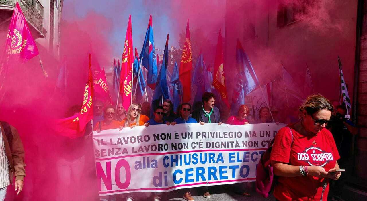 crisi electrolux mobilitazione dei 1000 a cerreto d esi lavoratori e politici da tutta italia in corteo slitta il consiglio regionale per la manifestazione