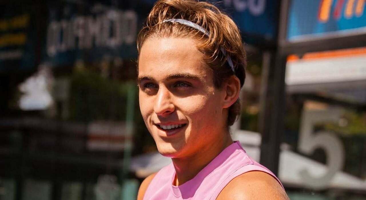 https://statics.cedscdn.it/photos/MED_HIGH/2026/09/15/9764550_15124711_davide_bonolis_paolo_sonia_bruganelli_calcio_padel.jpg