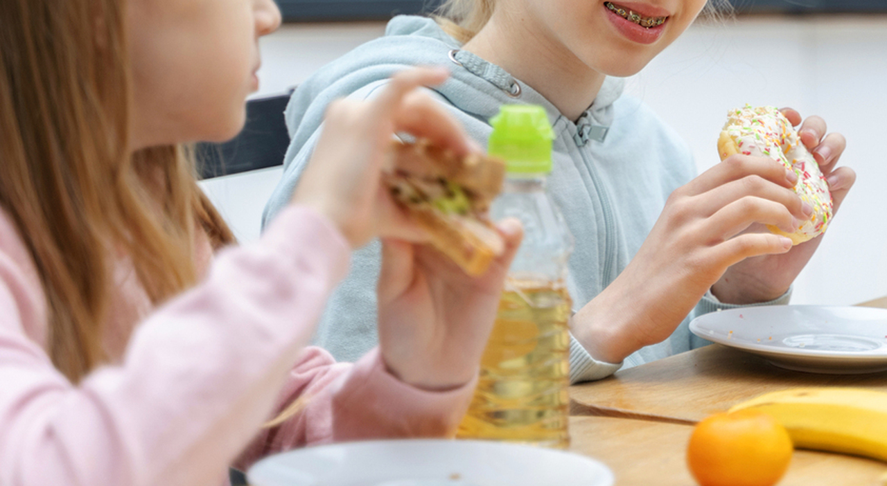 https://statics.cedscdn.it/photos/MED_HIGH/2026/09/15/9764878_15165418_8702378_08114626_intossicazione_alimentare_mensa_scuola_gallarate_malori_norovirus_sintomi_oggi_8_3_2025.jpg