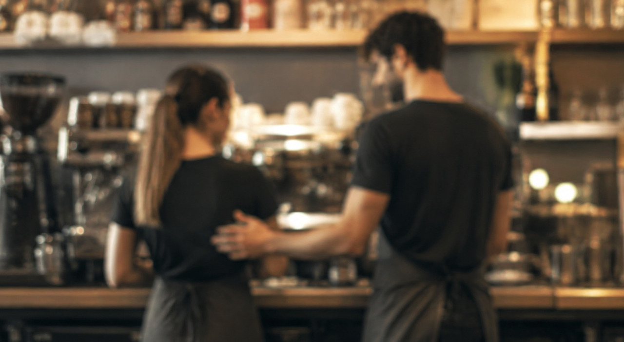 https://statics.cedscdn.it/photos/MED_HIGH/2026/09/16/9766423_16083712_violenza_sessuale_torre_pellice_barista_licenziamento.jpg