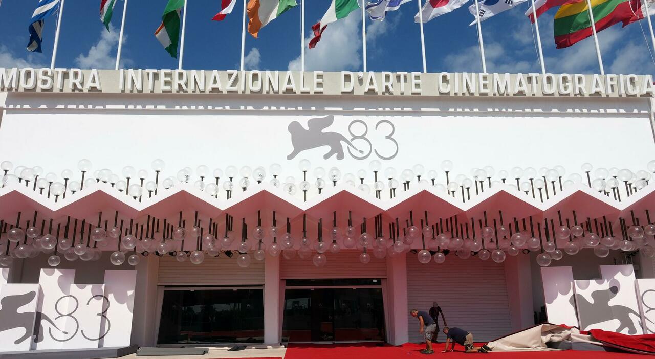 caff232 a 50 euro e camere di hotel a prezzi spropositati il caromostra infiamma la polemica e l albergatore risponde cos236 sono normali logiche di mercato