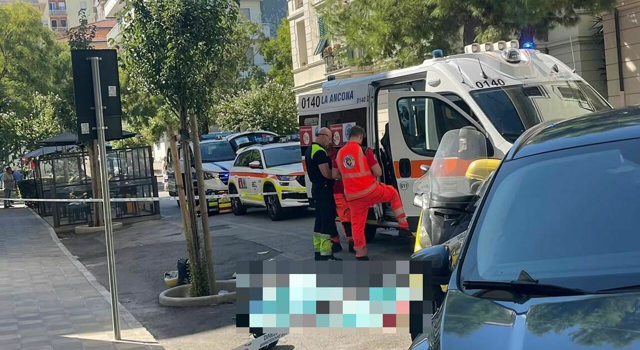 ancona schianto in scooter contro un auto si rialza ma poi crolla a terra e muore da Corriereadriatico.it ancona schianto in scooter contro un auto si rialza ma poi crolla a terra e muore
