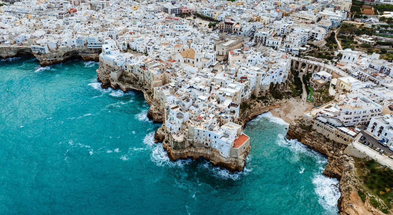 https://statics.cedscdn.it/photos/MED_HIGH/2026/09/16/9766991_16150442_case_in_affitto_puglia_turismo_crisi_abitativa.jpg