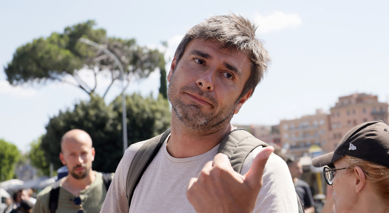 https://statics.cedscdn.it/photos/MED_HIGH/2026/09/16/9767048_16154334_alessandro_di_battista_come_sta_quarta_notte_gemelli_assenza_bollettini_medici_vistosa_fasciatura_testa_cosa_sappiamo.jpg