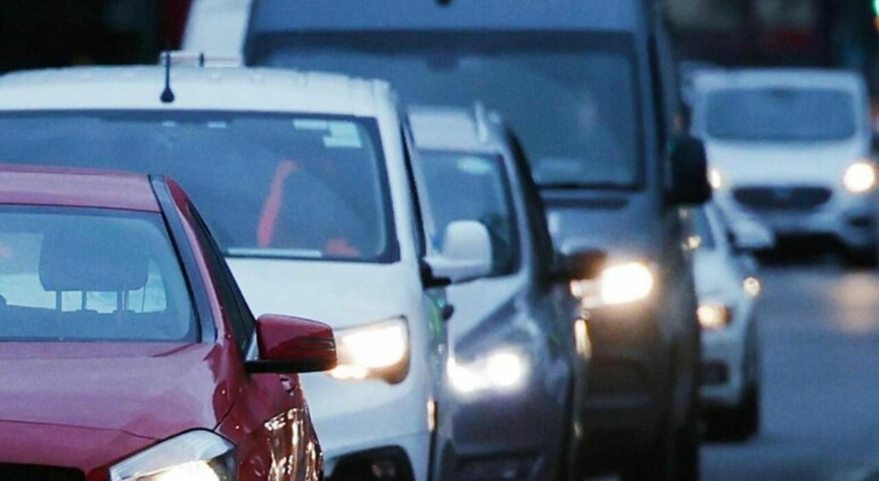 Bollo abolito per auto medio-piccole e moto Meloni | Il governo cancella una delle tasse più odiate dagli italiani