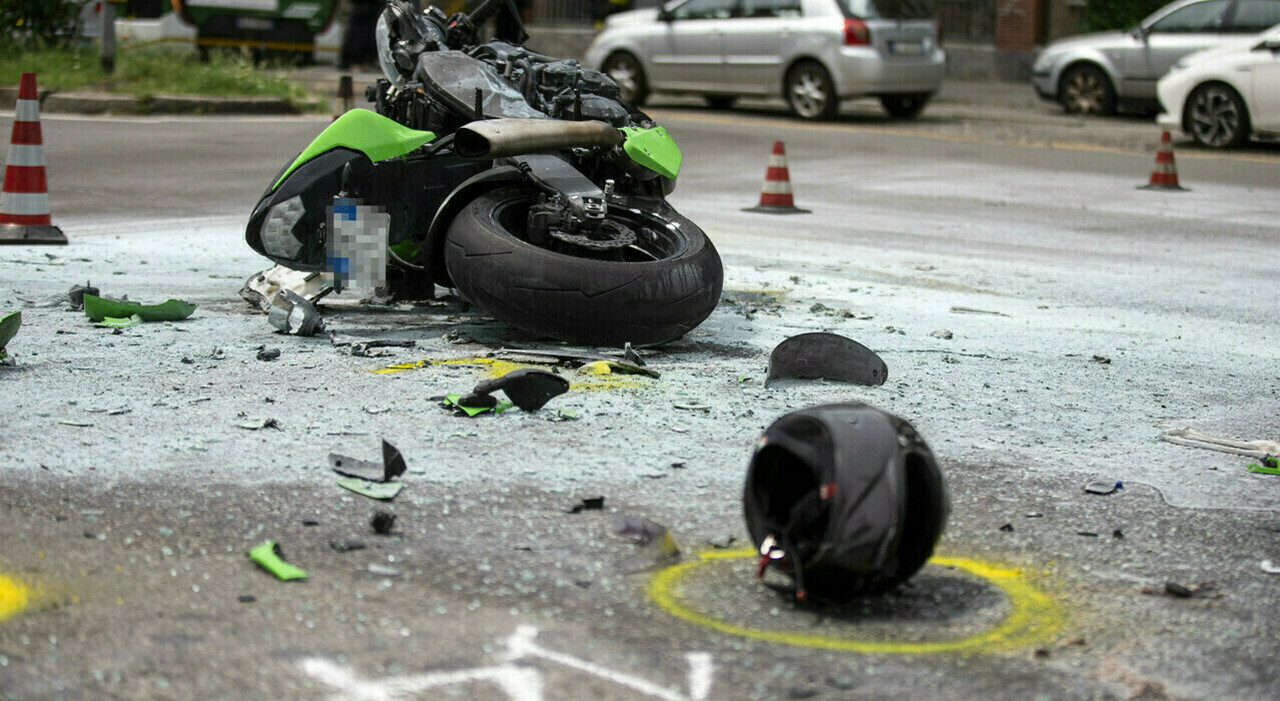 https://statics.cedscdn.it/photos/MED_HIGH/2026/09/17/9769381_17165405_incidente_scooter_morto_rapinatore_napoli.jpg