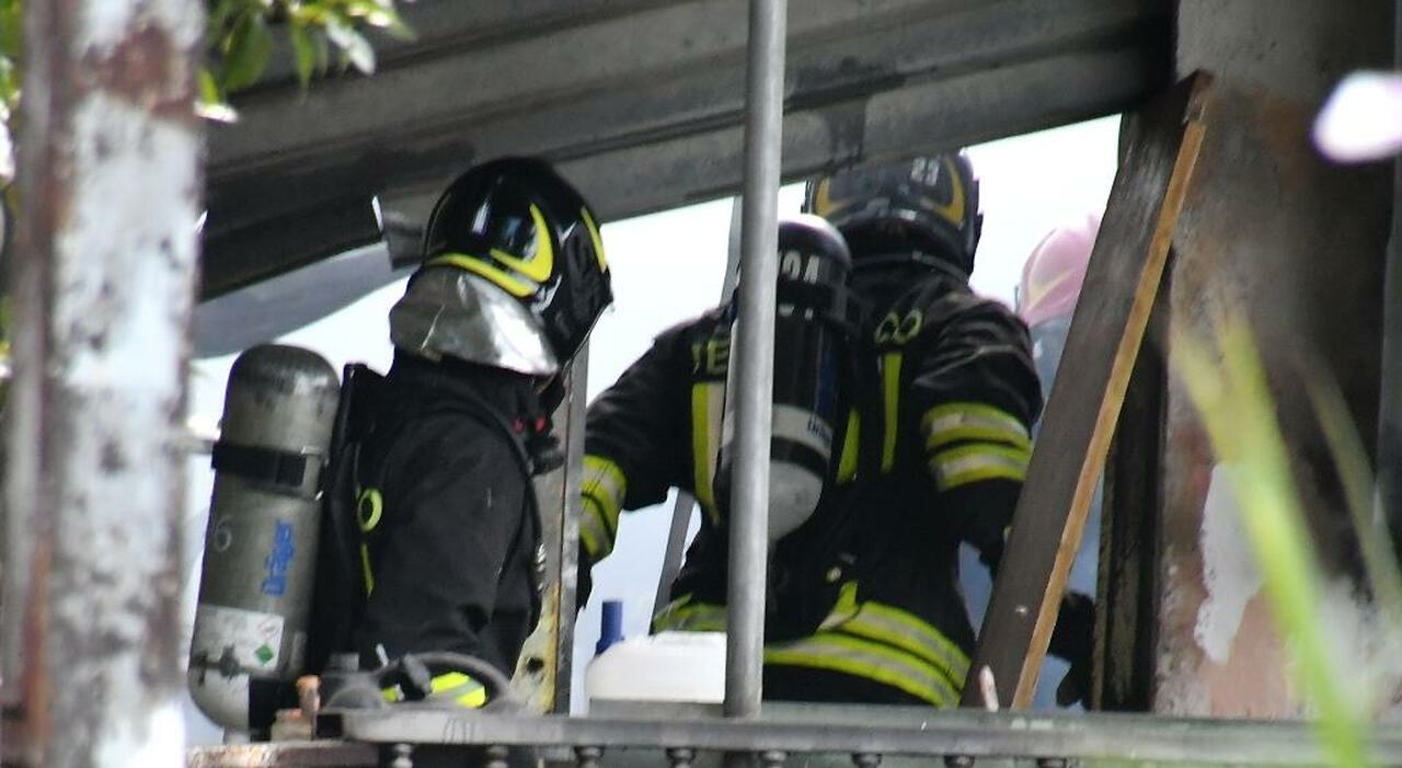 incendio ad ascoli fiamme in un deposito di vernici chiusa via adriatico traffico in tilt controlli con la termocamera da Corriereadriatico.it incendio ad ascoli fiamme in un deposito di vernici chiusa via adriatico traffico in tilt controlli con la termocamera