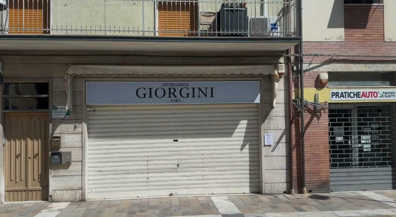 porto potenza la gioielleria giorgini devastata dai ladri il titolare si arrende non riapro 232 troppo pericoloso da Corriereadriatico.it porto potenza la gioielleria giorgini devastata dai ladri il titolare si arrende non riapro 232 troppo pericoloso