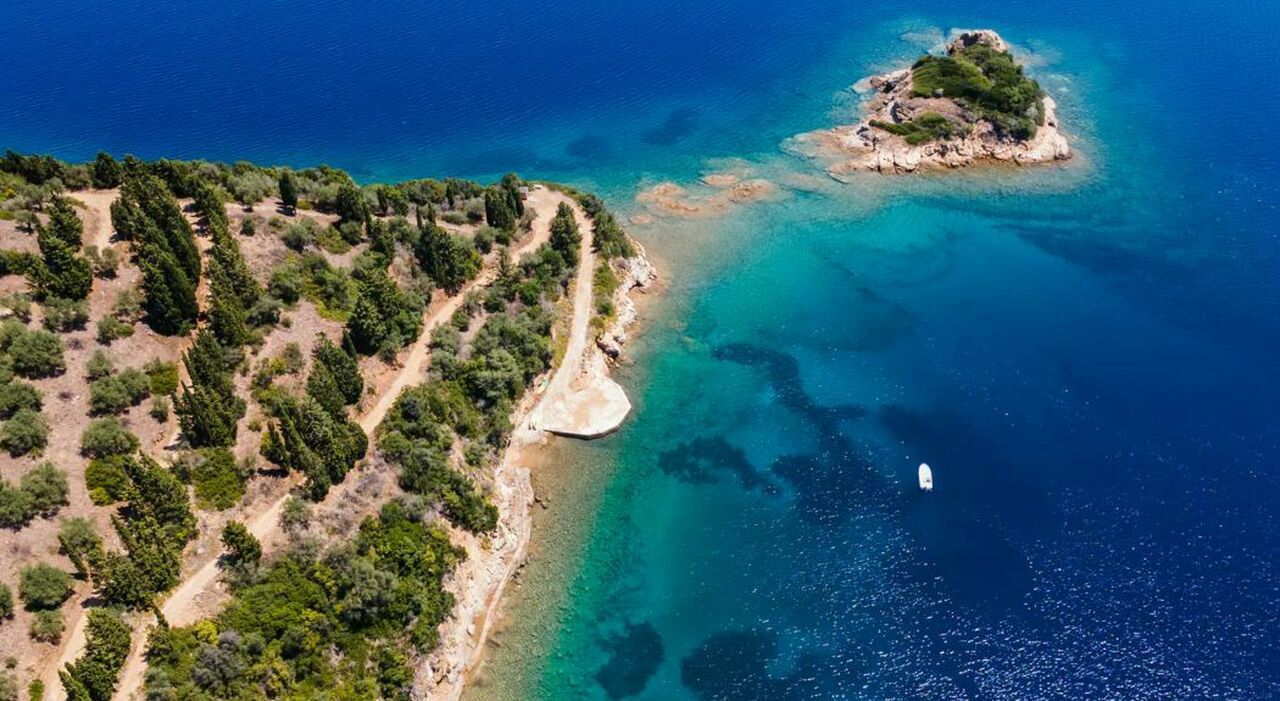https://statics.cedscdn.it/photos/MED_HIGH/2026/09/19/9773428_19173905_grecia_isole_in_vendita_argyronisos_foto_spiagge_villa_costo.jpg