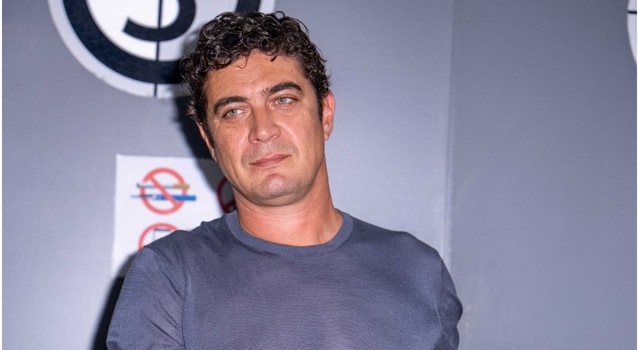 https://statics.cedscdn.it/photos/MED_HIGH/2026/09/19/9773479_19183159_riccardo_scamarcio.jpg
