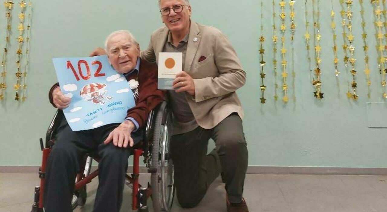 super nonno e poeta serafino compie 102 anni e pubblica il suo primo libro di poesie le conosco tutte a memoria da Ilgazzettino.it super nonno e poeta serafino compie 102 anni e pubblica il suo primo libro di poesie le conosco tutte a memoria