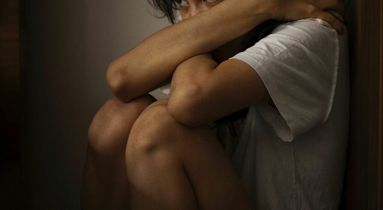 https://statics.cedscdn.it/photos/MED_HIGH/2026/09/21/9776390_21093236_violenza_sulle_donne_picchia_compagna_bambino_castellarano.jpg
