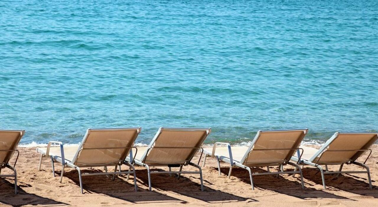 https://statics.cedscdn.it/photos/MED_HIGH/2026/09/21/9776401_21094722_lite_lettino_spiaggia_morto_anziano_grecia.jpg