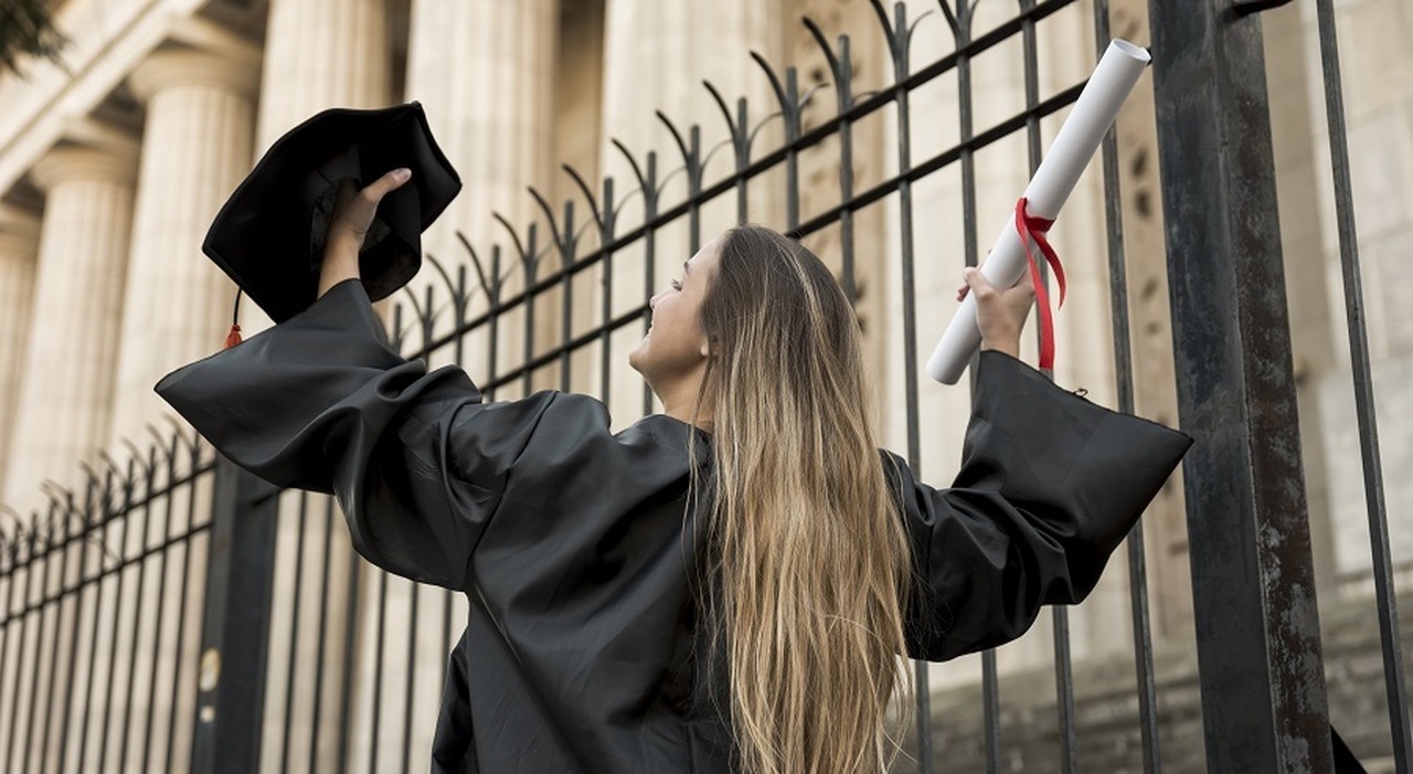 https://statics.cedscdn.it/photos/MED_HIGH/2026/09/21/9776453_21103952_low_angle_young_woman_academic_dress.jpg