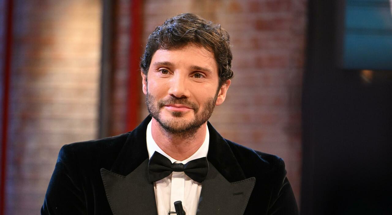 https://statics.cedscdn.it/photos/MED_HIGH/2026/09/21/9776458_21104225_stefano_de_martino4.jpg