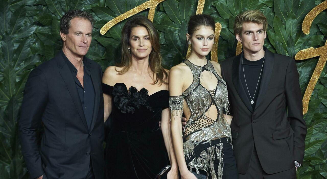 https://statics.cedscdn.it/photos/MED_HIGH/2026/09/21/9776654_21133059_cindy_crawford_figlio_rande_gerber_morto_terapia_dipendenza.jpg