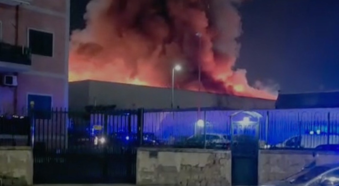 napoli incendio in via nuova delle brecce fiamme in un deposito carabinieri e vigili del fuoco sul posto da Ilmattino.it napoli incendio in via nuova delle brecce fiamme in un deposito carabinieri e vigili del fuoco sul posto